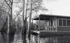 Henderson Houseboat 1 (Bayou House*) / Main Image